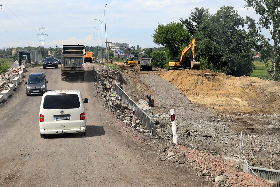 Липень 2022: Команда волонтерів на тимчасовій переправі під час ремонту мосту в напрямку Бородянки.
