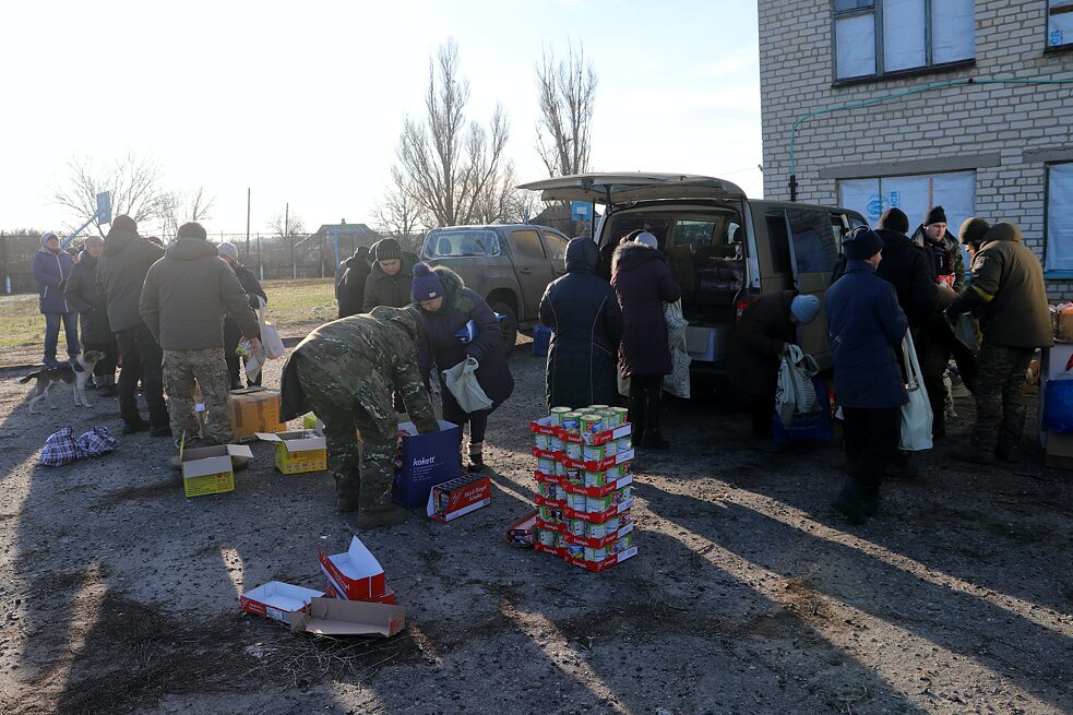 Prosinec 2022: Rozdělování humanitární pomoci v Lozove, Doněcká oblast. Při rozdělování darů mohou být velkou pomocí i vojáci. Jejich přítomnost také zajišťuje určitou autoritu, důvěru a pořádek – jak pro pomáhající, tak pro obyvatele.