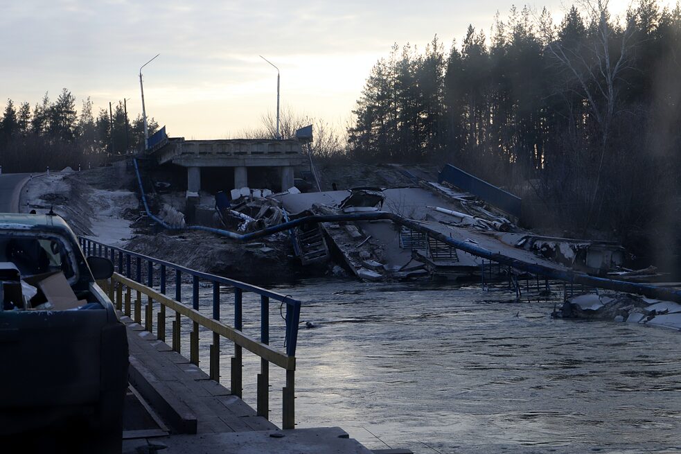 Prosinec 2022: Přechod přes řeku Severní Doněc po provizorním mostě.