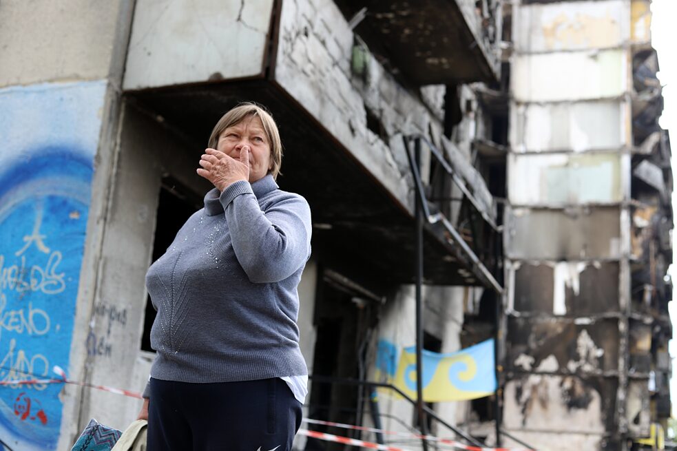 Červenec 2022: Součástí pomoci je často naslouchat příběhům lidí, kteří o něco přišli. Zde stojí Nina před svým vybombardovaným domem v Boroďance a vzpomíná, odkud v březnu ostřelovaly její dům tanky a vojenské letouny.