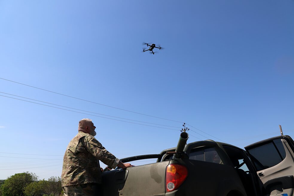 Mai 2023: Spendenaktion in Iwantschukiwka, Oblast Charkiw. Polizisten der Fronteinheit üben währenddessen das Steuern von Drohnen und filmen das Hilfe-Gewusel von oben.
