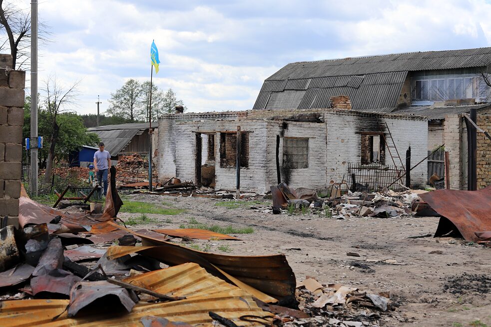 Mai 2022: Keine zwei Monate nach der Befreiung sind in Moschtschun, Oblast Kyjiw, noch schwere Kriegsschäden sichtbar. Einige Menschen hier überdauerten die Besatzung in Vorratskellern, andere flohen zu Verwandten nach Kyjiw und kommen nun täglich zurück, um mit dem Wiederaufbau zu beginnen.