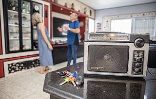 Ein weiteres historisches Transistorradio in Oded Bileskis Wohnung