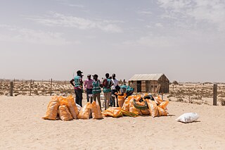  Menschen mit Mülltüten
