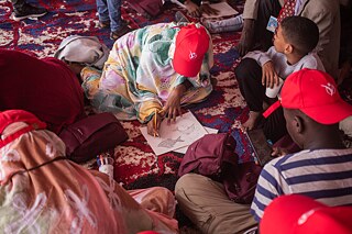 Frau, die einen Fisch malt