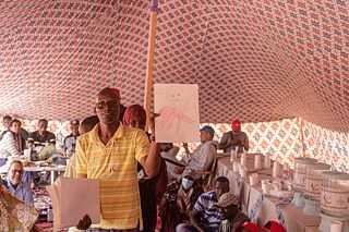 Mann, der Zeichnung von Oktopus hochhält