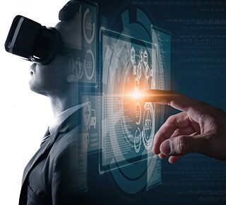 Futuristisches Bild mit einem Mann der eine VR-Brille trägt und eine Hand, die auf einen digitalen Bildschirm tippt 