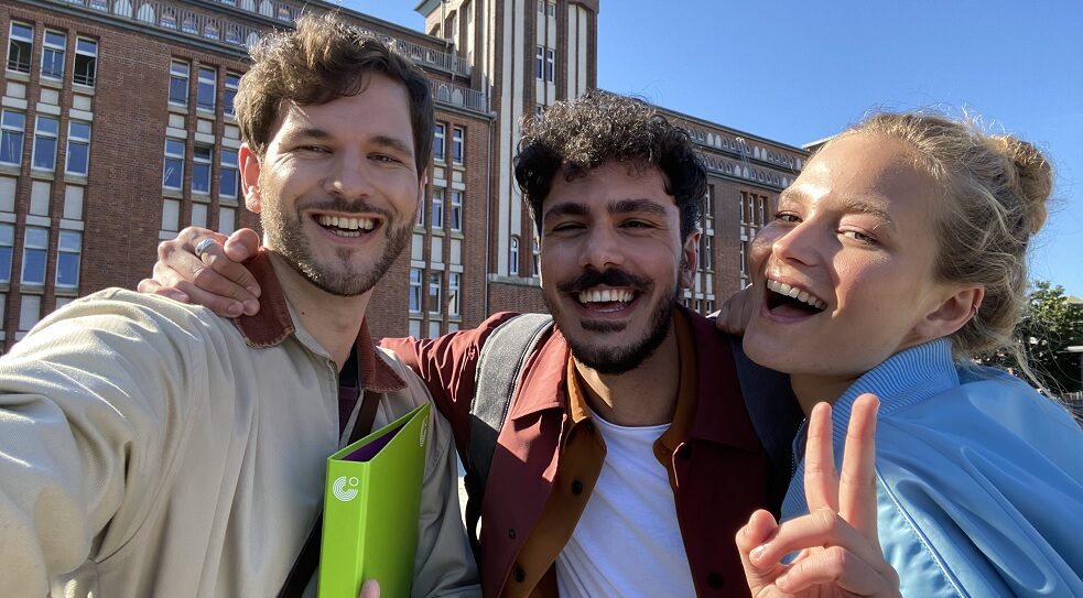 Fotoshooting 2020 – Selfie von Noah mit anderen Kursteilnehmern