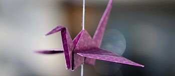 Ein Vogel aus gefaltetem Papier