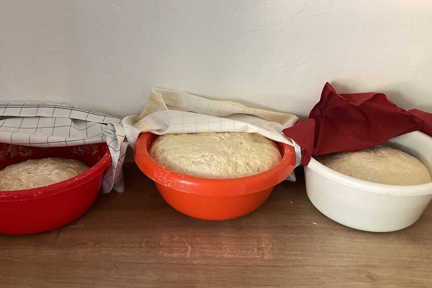 Teig in drei Schüsseln