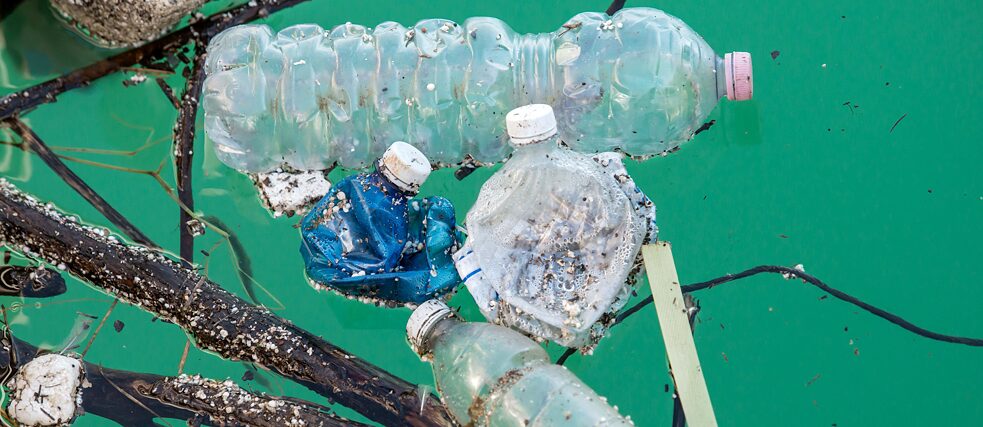 Rifiuti plastici in acqua