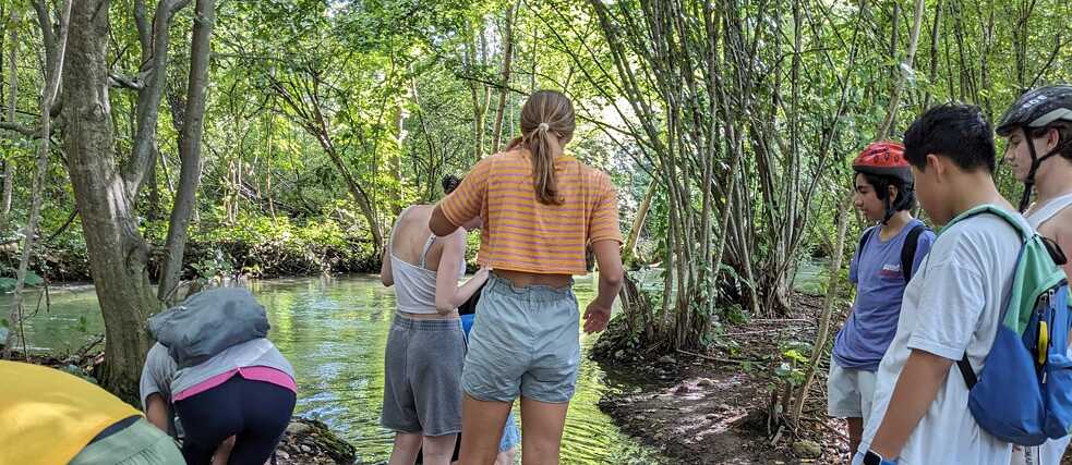 Füße in den Fluss
