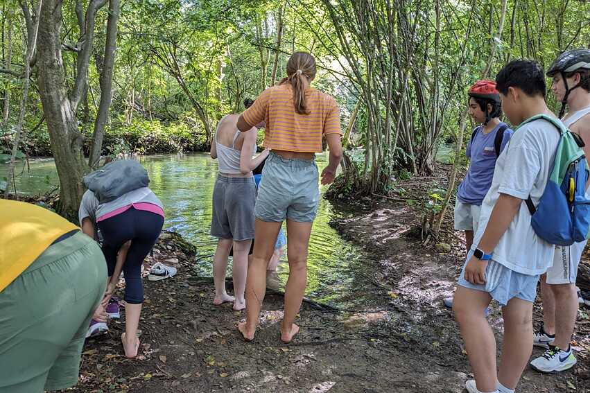 Füße in den Fluss