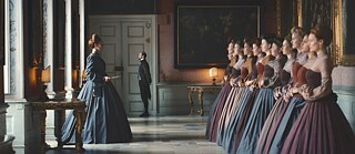 Atada fuertemente a su corsé: la vida en la corte imperial consiste en extraños y anticuados rituales y reglas tradicionales.