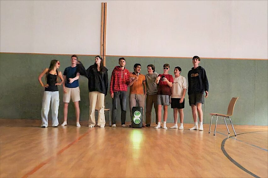 Junge Menschen in einer Sporthalle