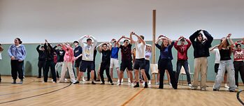 Eine Gruppe junger Menschen tanzt.