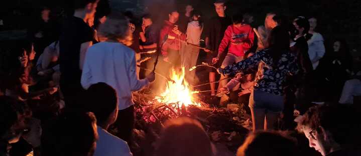 Gemütlicher Ausklang am Lagerfeuer. 