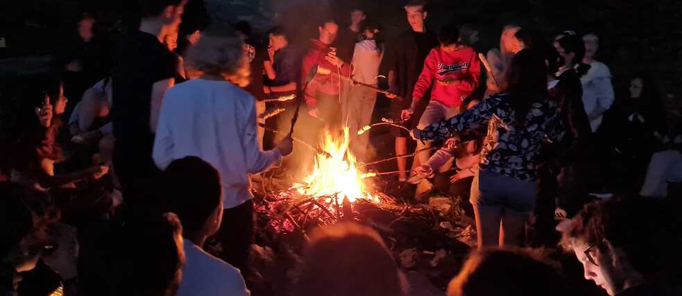 Gemütlicher Ausklang am Lagerfeuer. 