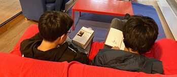 Zwei Jungs lesen 