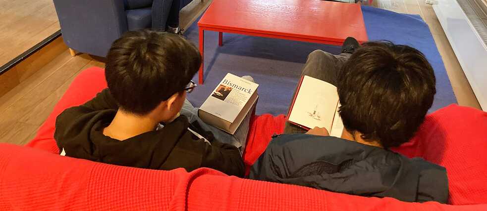 Zwei Jungs lesen 