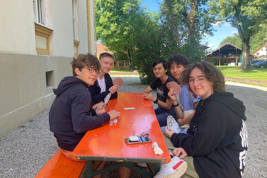 Eine Gruppe Jugendlicher beim Kartenspiel