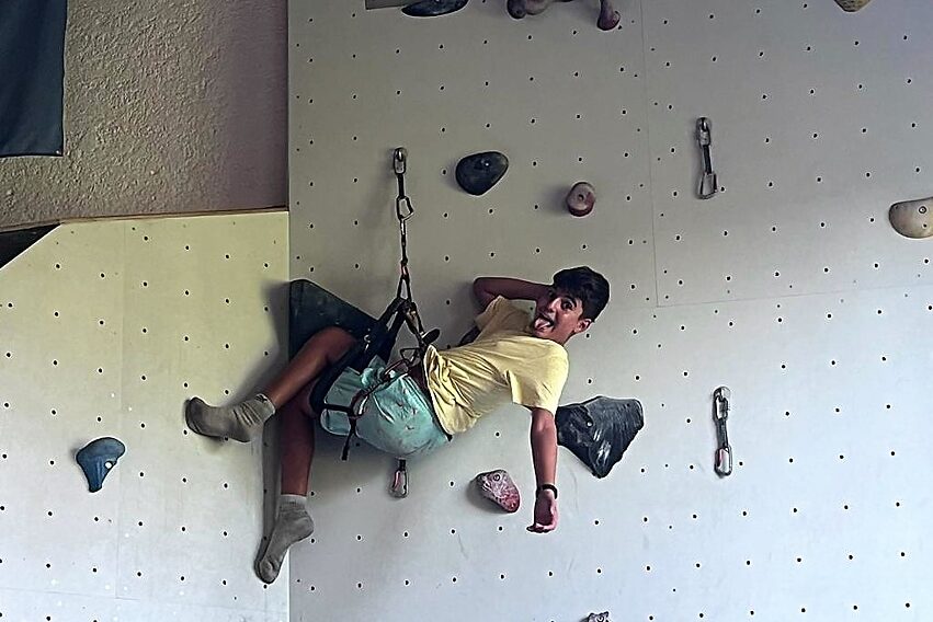 Leon hat Spaß beim Bouldern