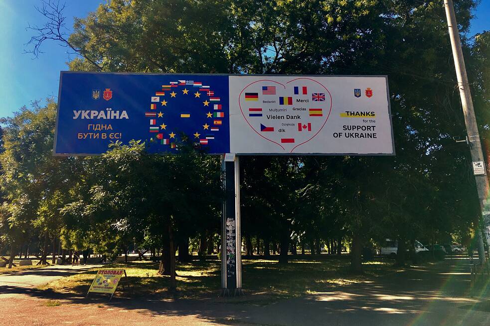 Werbetafel in Odesa: Die Ukraine dankt für internationale Unterstützung (rechts) und sagt über sich, sie sei es würdig, zur EU zu gehören (links).