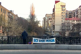 V centre mesta: „Všetko bude Ukrajina“ – povzbudzujúci slogan na zábradlí mosta.