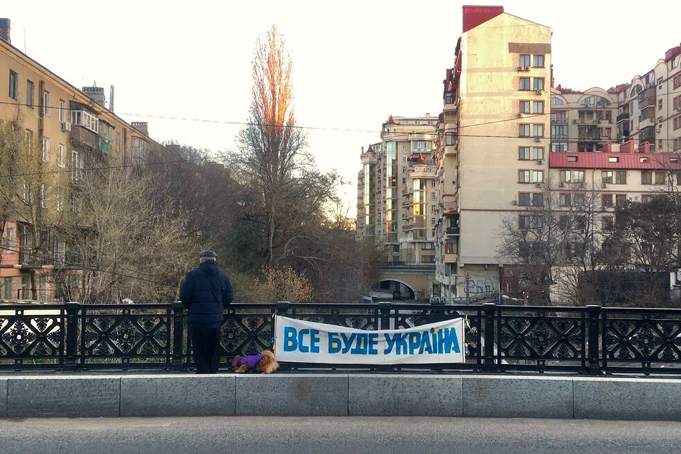 Im Stadtzentrum: „Alles wird Ukraine“ − ein Mutmach-Spruch am Brückengeländer.