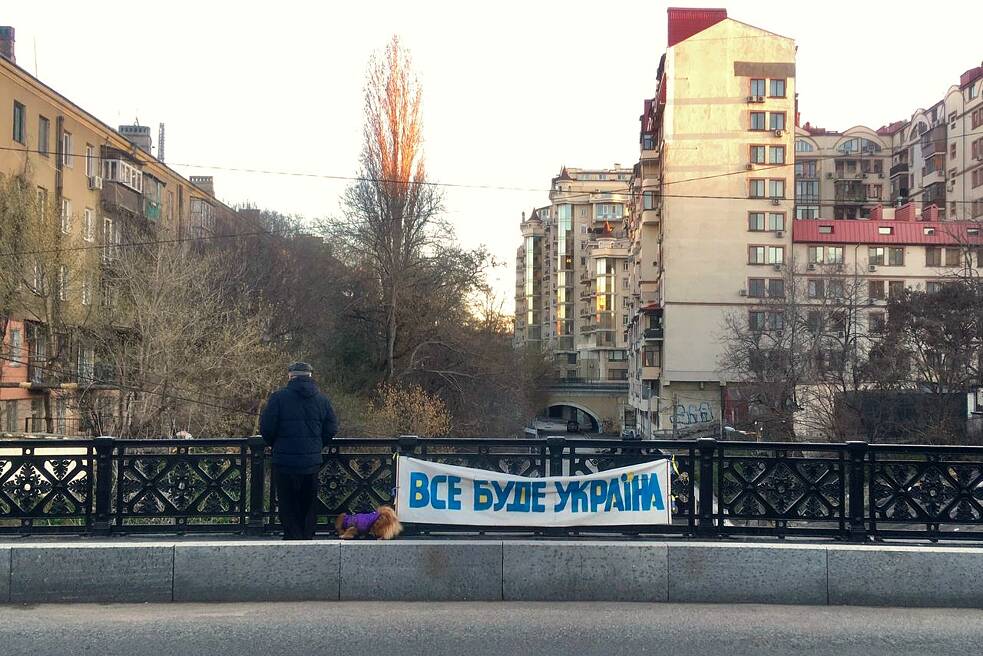 Im Stadtzentrum: „Alles wird Ukraine“ − ein Mutmach-Spruch am Brückengeländer.