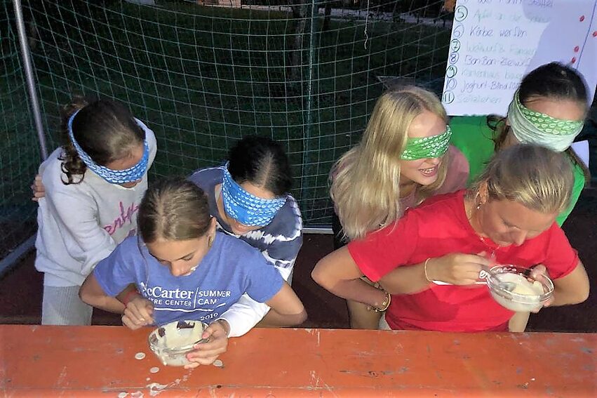 „Schlag die Betreuer“ beim Joghurt essen