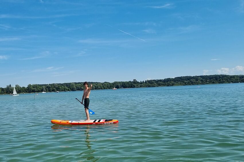 Eine Person auf dem Stand-Up Paddel