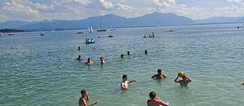 Eine Gruppe Badender im Chiemsee
