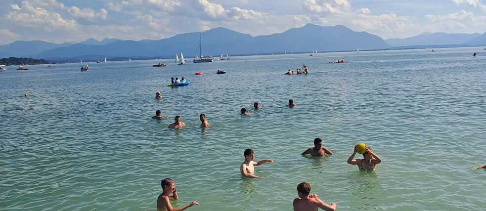 Eine Gruppe Badender im Chiemsee