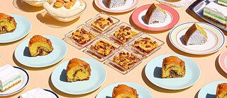Verschiedene Kuchen auf Tellern