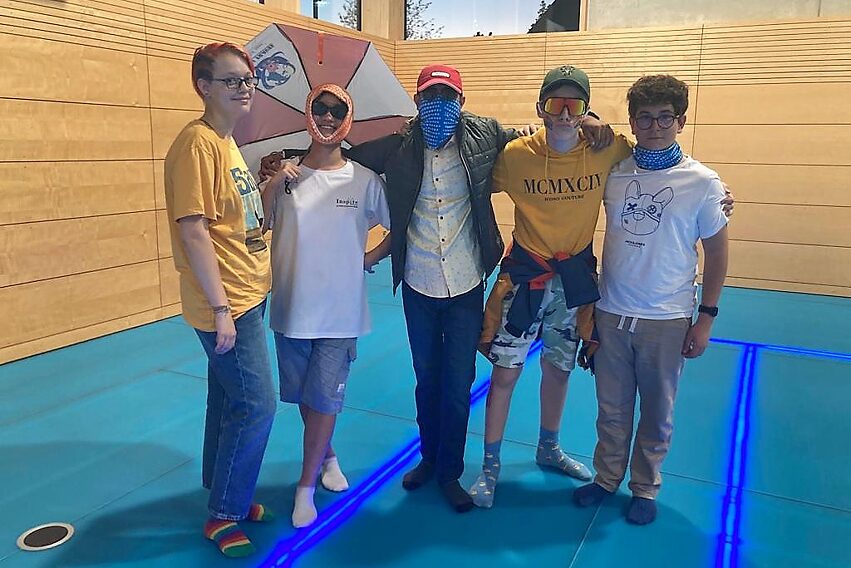 Eine Gruppe Jugendlicher in Verkleidung