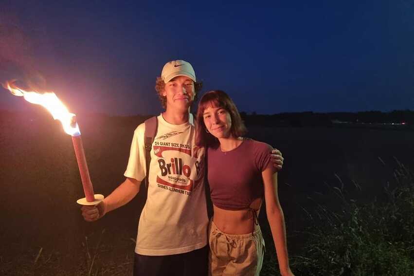 Alibek und Ellada bei der Fackelwanderung