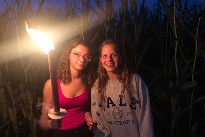 Clara und Julia bei der Fackelwanderung