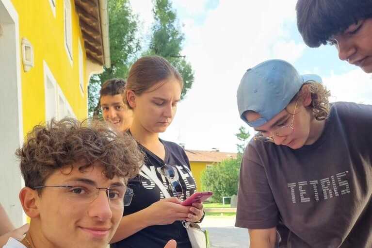 Marco unterstützt die Betreuer bei der Arbeit