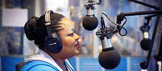 Moderatorin bei Radio Okapi, einem UN-Radiosender in der Demokratischen Republik Kongo, 2015.