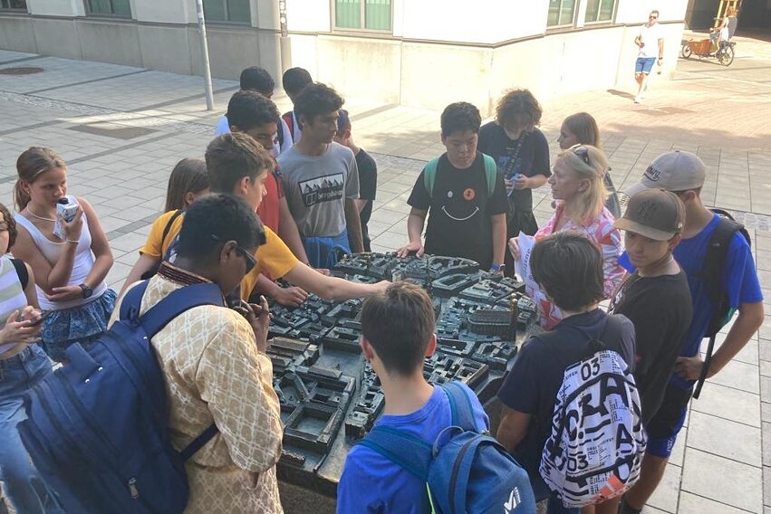 Betrachten des Lageplans der Münchner Altstadt