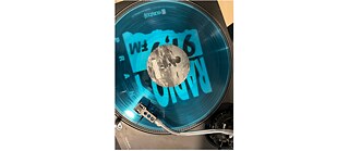 Radio 1 hat sogar eigene Plattenteller-Auflagen, wie durch eine durchsichtige Platte zu sehen ist.