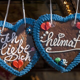 Lebkuchenherzen mit den Schriftzug "Heimat" und "Ich liebe Dich".