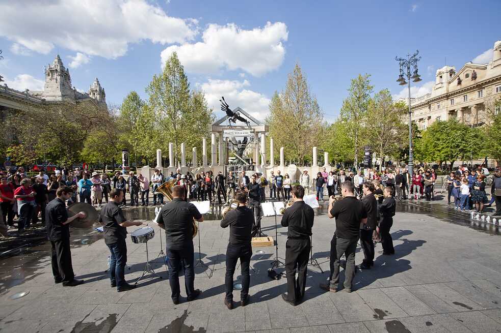 Société Réaliste: Universal Anthem, 2015. Budapest, Szabadság Platz, 2015. Foto: Aknay Csaba, the Orbital Strangers Project