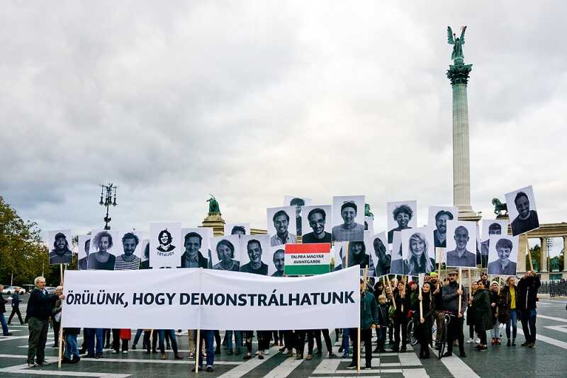 Endre Tót: Wir freuen uns, zu demonstrieren, 2017.
