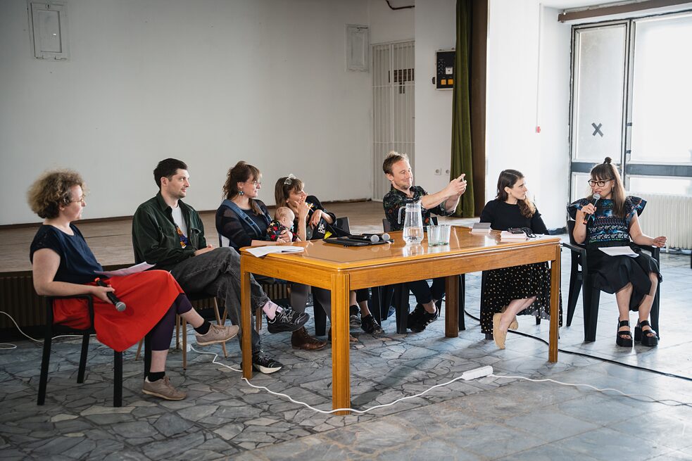 The Season of Darkness, Symposium, Diskussion mit Mitgliedern der Eastern European Biennale Association (EEBA), moderiert von Katalin Erdődi, Nyolcésésfél, Budapest, 2023.