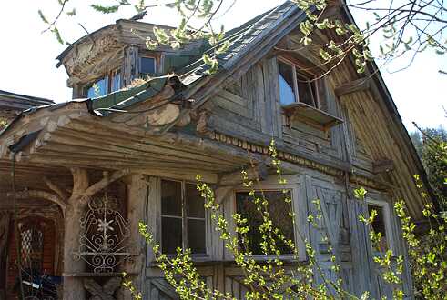 <b>Upcycled cottage in the Nassach Valley</b><br/>Artist Kurt Gminder built his home in the Nassach Valley near Stuttgart from scrap and recycled materials. He spent around 30 years completing this fairy-tale cottage using demolition waste. The reclaimed windows fill the interior with light, and the sculptures that dot the garden are also constructs of scrap and waste.