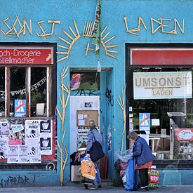 “Umsonstladen” di Berlino, negozio in cui si prendono prodotti senza spendere un centesimo. 