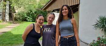 Alienor, Nicole und Mila warten gespannt auf die Führung