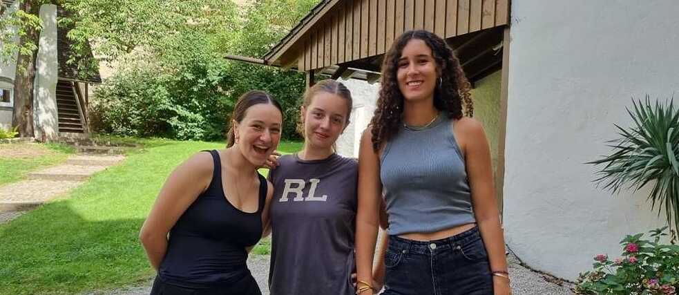 Alienor, Nicole und Mila warten gespannt auf die Führung